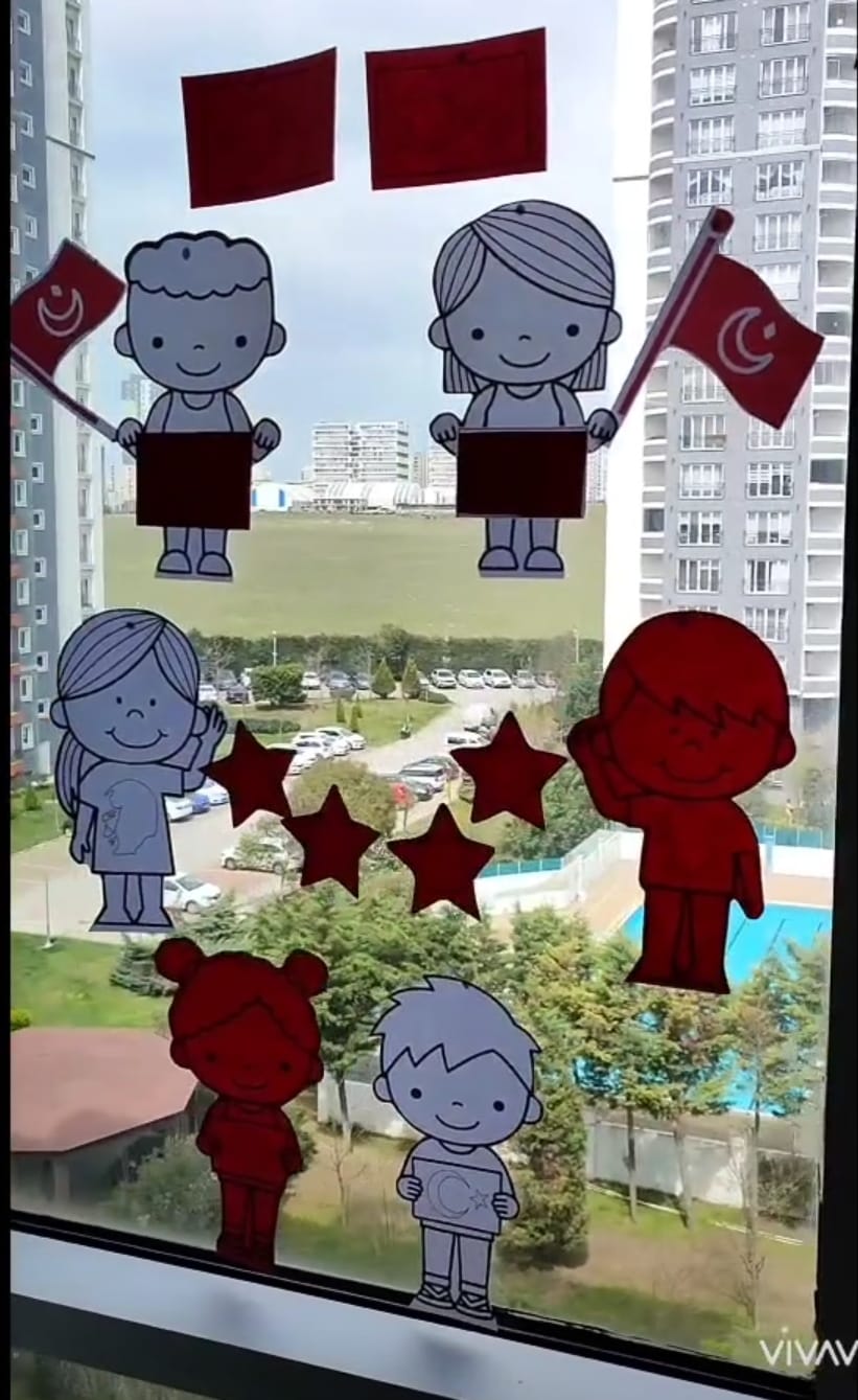 23 NİSAN PANO VE PENCERE SÜSÜ BAYRAK TUTAN ÇOCUKLAR