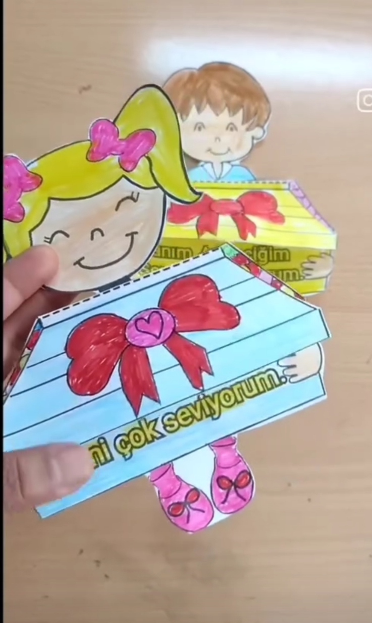 Anneler günü çiçek tutan çocuk 